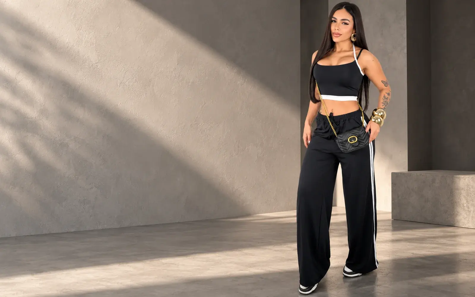 Conjunto preto com listras brancas L&R em campanha editorial